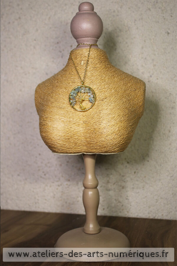 Pendentif Arbre de Vie en Aigue-Marine – Cercle en Fil Doré (Réf : 2501015-D)