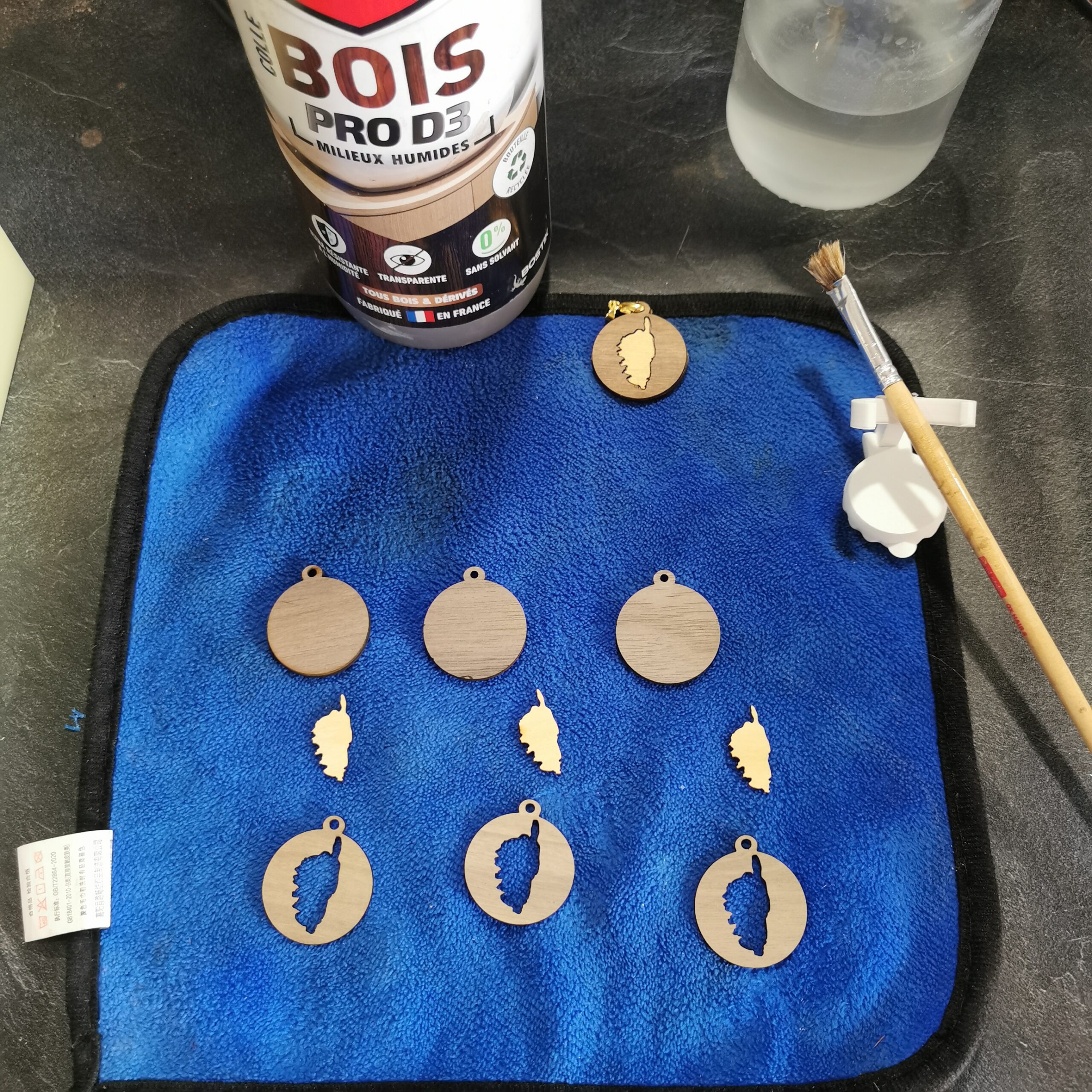 Pendentif artisanal en bois de ramin et noyer représentant la Corse. – Image 4