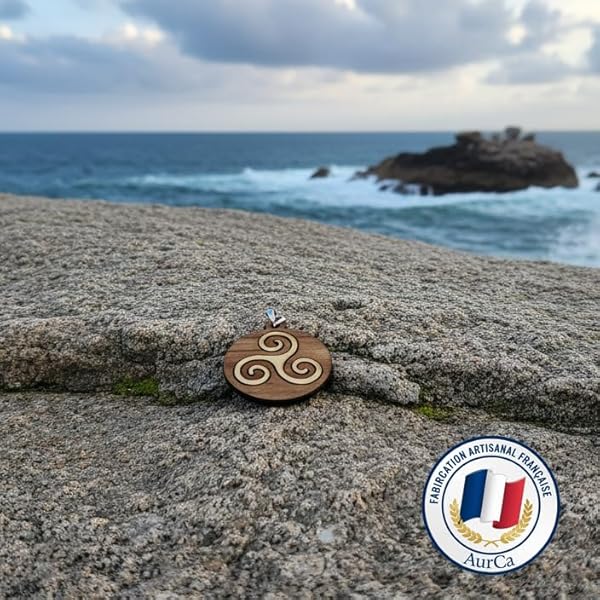 AurCa Pendentif Triskel Breton artisanal homme ou femme – bois de noyer et buis – Marqueterie découpée au laser, finition à la cire – Bijou celtique mixte – Fabrication française à 10 km de Chambord – Image 3